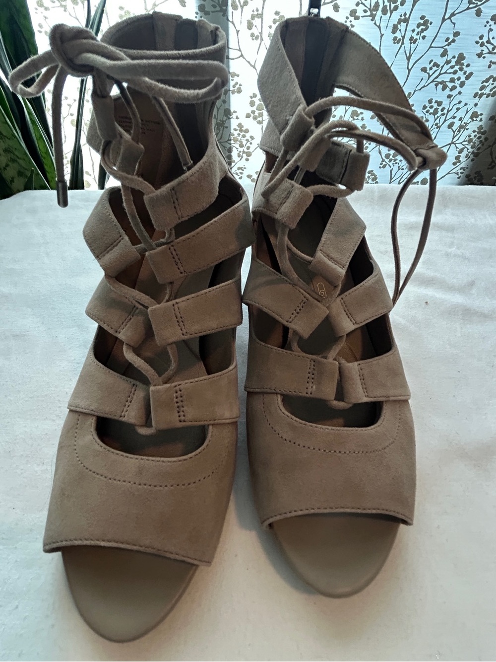 NWOT Rockport Taupe Suede Lace-Up Strappy Block Heels